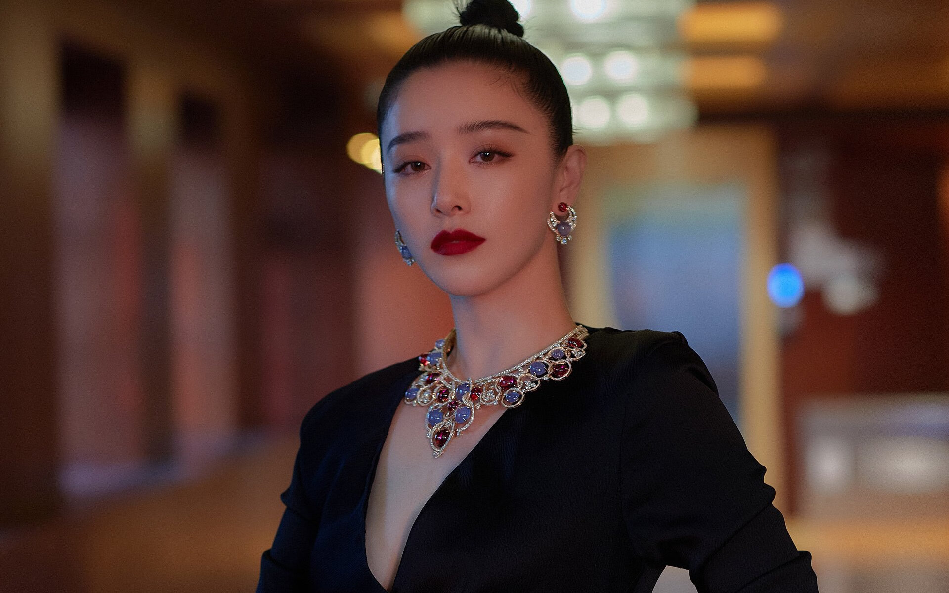 开云官网APP下载-世界滑雪巡回赛中国选手再创佳绩，摘得多枚奖牌，国际滑雪冠军